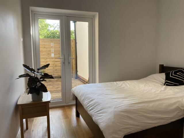 One bed flat with private garden