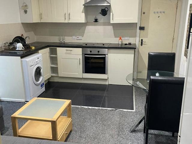 One Bed Flat Up from Asda / Courtyard /Take Pet