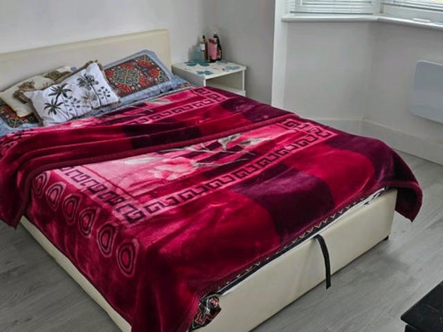 One Bed 1St Floor Morden Flat