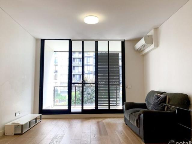 One bedder with pool & water view