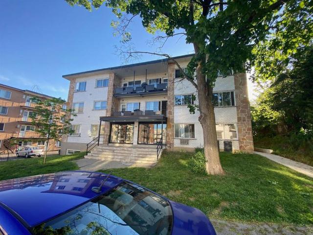 One Bedroom 3.5 Large 725 30e Ave, Lachine