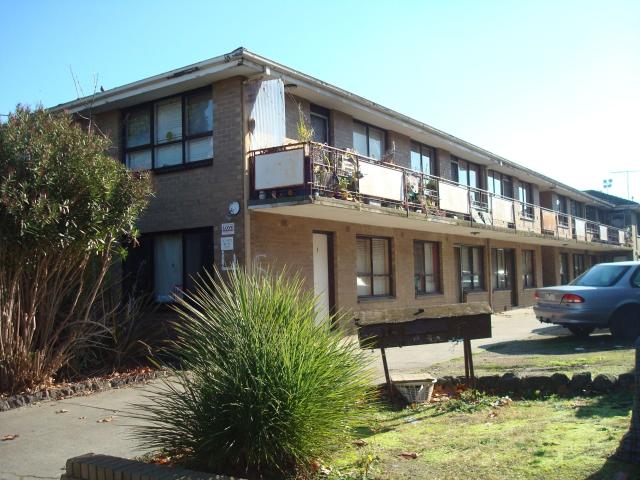 One Bedroom Top Floor Apartment in Convenient Thornbury Location!