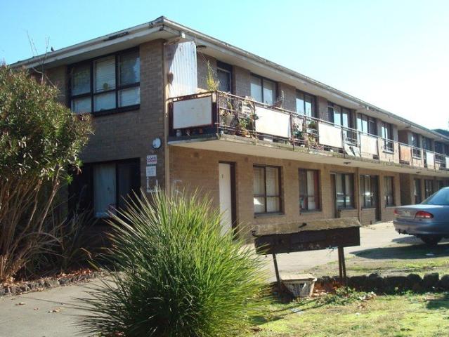 One Bedroom Top Floor Apartment in Convenient Thornbury Location!
