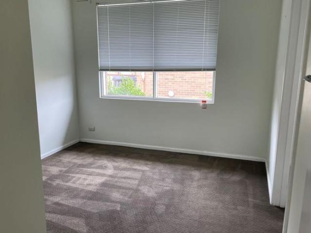 One Bedroom Top Floor Apartment in Convenient Thornbury Location!