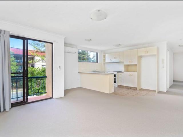 One Bedroom Unit Beachside Broadbeach just Steps from Sand & Surf