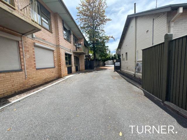 One Bedroom Unit Close to CBD
