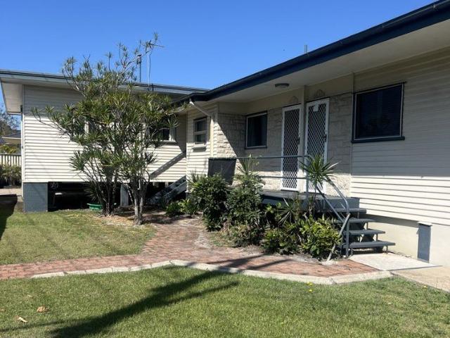 One bedroom unit in a quiet block of four, short walk to Broadwater