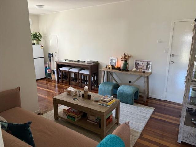 One bedroom unit in a quiet block of four, short walk to Broadwater
