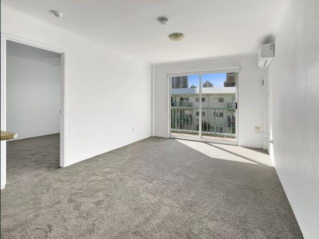 ONE BEDROOM UNIT IN THE HEART OF SURFERS PARADISE