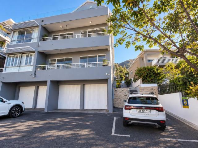 One Bedroom with Ocean Views in Quiet Green Point Cul de Sac