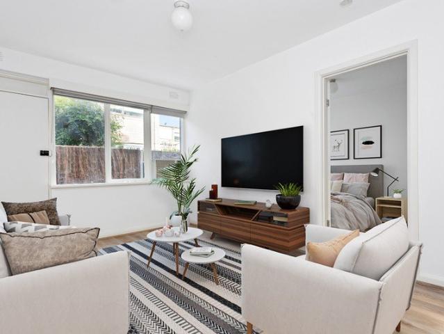 One Bedroom With Private Courtyard At Rear Of The Block