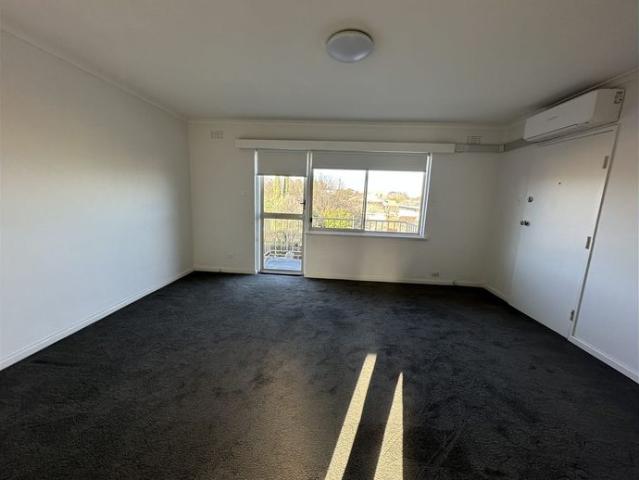 ONE BEDROOM WITH TRAMSTOP AT YOUR DOOR