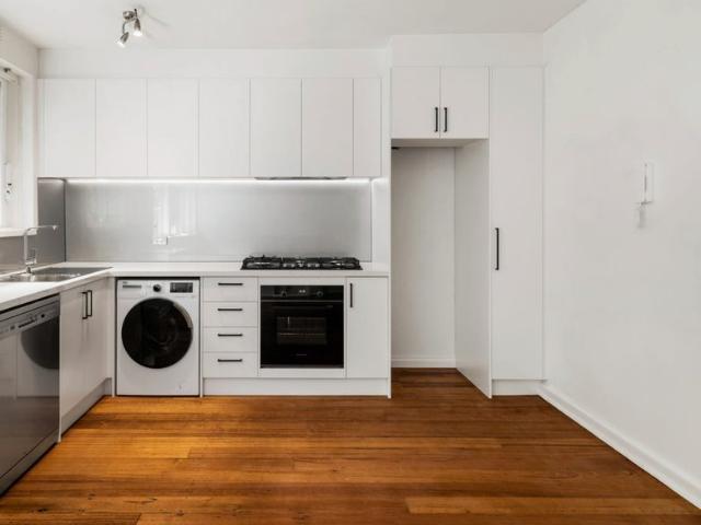 One Bedroom Apartment in Convenient Elwood Location