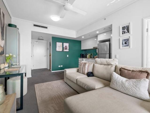 One Bedroom Apartment in Portside Wharf Lifestyle Meets Location