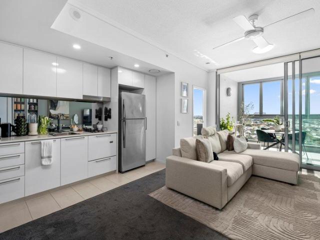 One Bedroom Apartment in Portside Wharf Lifestyle Meets Location