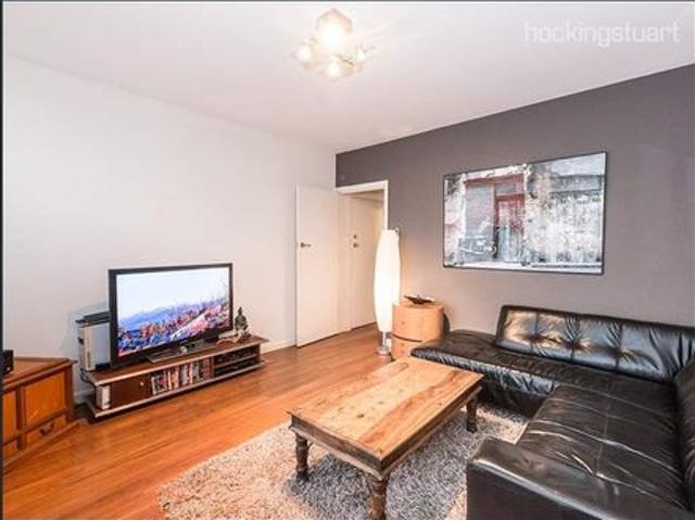 One bedroom apartment in prime St Kilda East locale!