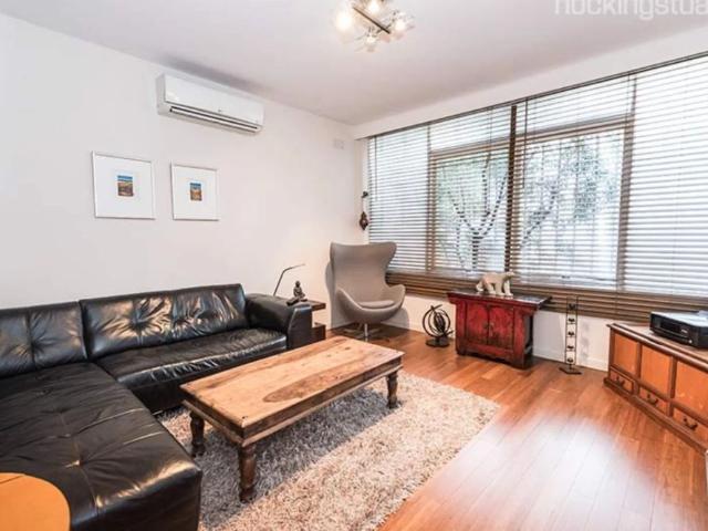 One bedroom apartment in prime St Kilda East locale!