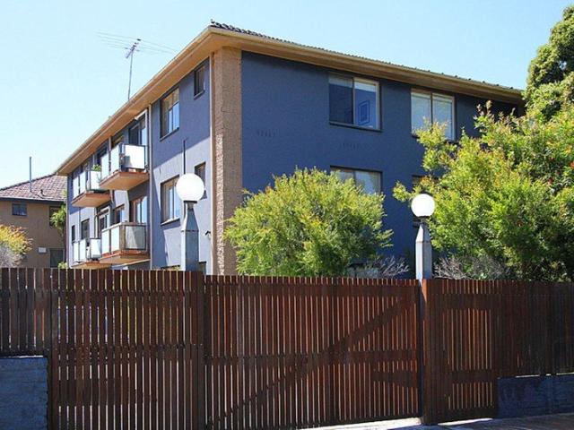 ONE BEDROOM APARTMENT IN THE HEART OF ESSENDON