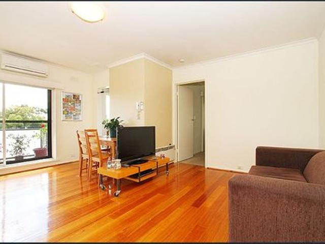 ONE BEDROOM APARTMENT IN THE HEART OF ESSENDON