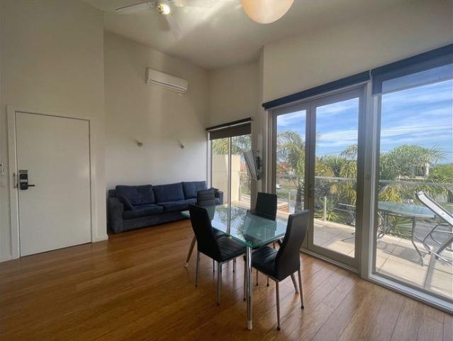 One bedroom apartment in the very best of locations / $565 per week / UTILITIES INCLUDED