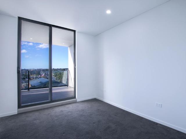 One Bedroom Apartment Only Minutes walk to station!