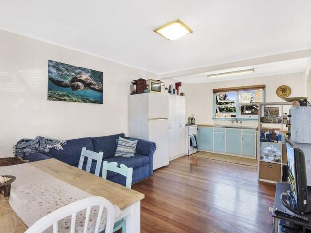 One Bedroom Apartment Walking Distance To The Beach!