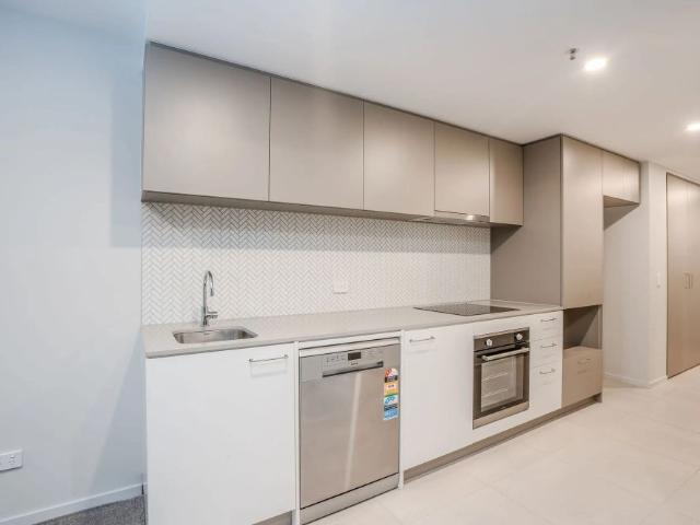 One Bedroom Apartment, Walking Distance to Shops