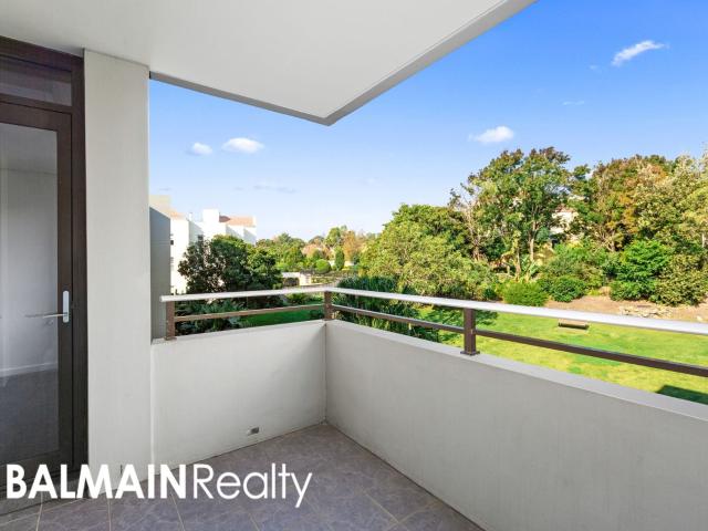 One Bedroom Apartment With Air Conditioning in the Popular Balmain Shores Complex