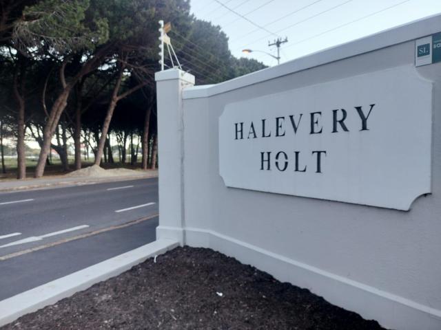 One Bedroom, Cat Friendly Apartment with Balcony and View of Rondebosch Common