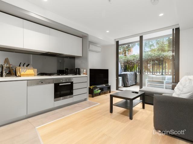 ONE BEDROOM APARTMENT WITH COURTYARD IN ACACIA PLACE!