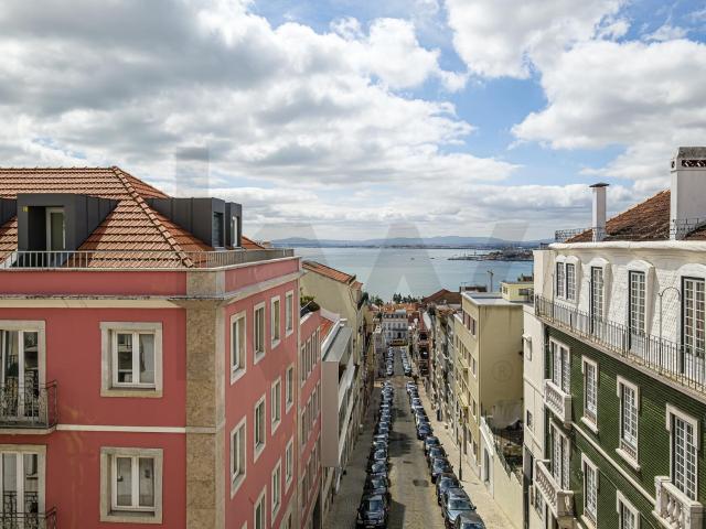 1 bedroom apartment with river views and fireplace in Estrela