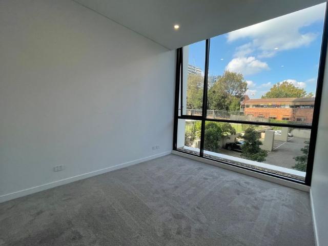 One Bedroom Apartment with Study for Lease !