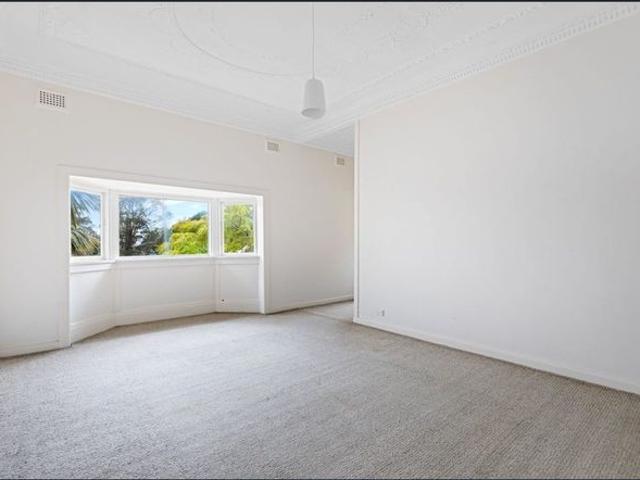 One Bedroom Art Deco Apartment With Sunroom