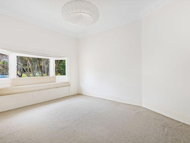 One Bedroom Art Deco Apartment With Sunroom