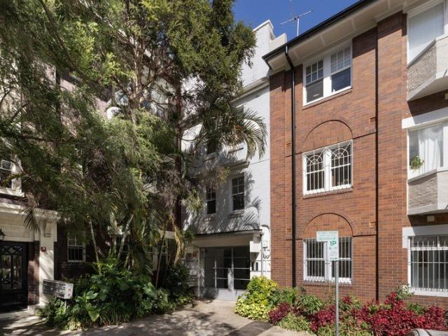 One bedroom Art Deco home in top floor setting