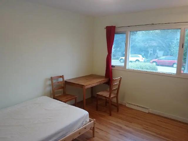 One bedroom closed to UofC