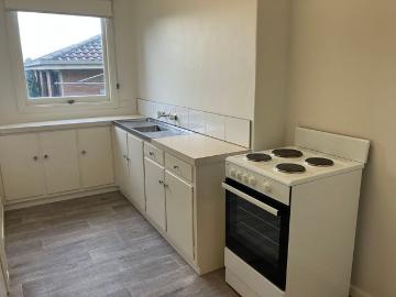 ONE BEDROOM DUPLEX IN GREAT LOCATION WITH GARDENER AND WATER INCLUDED