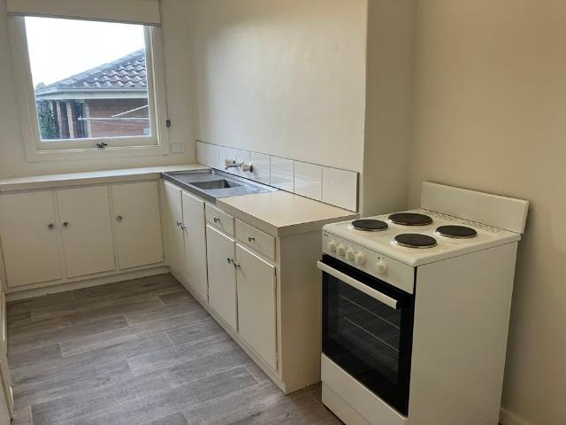 ONE BEDROOM DUPLEX IN GREAT LOCATION WITH GARDENER AND WATER INCLUDED