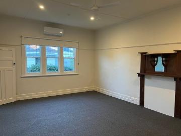 ONE BEDROOM DUPLEX IN GREAT LOCATION WITH GARDENER AND WATER INCLUDED