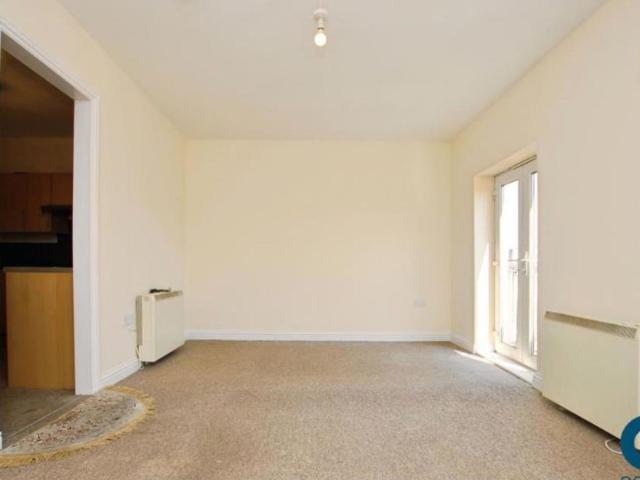 One bedroom flat on City Road with a Juliette balcony. Unfurnished and available now!