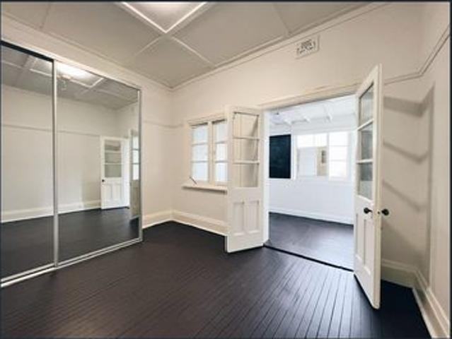 ONE BEDROOM FLAT, PLUS STUDY & SUNROOM & PET FRIENDLY ENTER VIA REAR