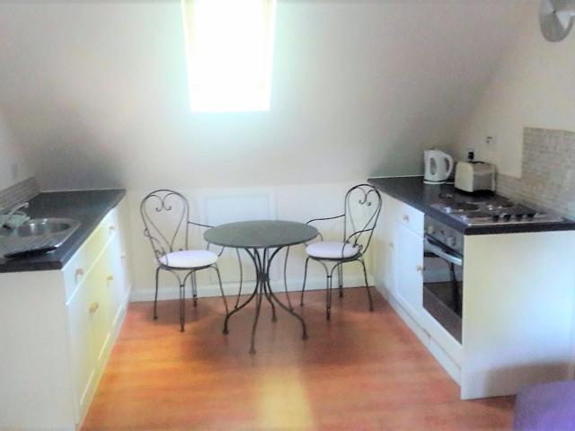 One Bedroom Flat to Let in Beaconsfield – 1 Mile from New Town