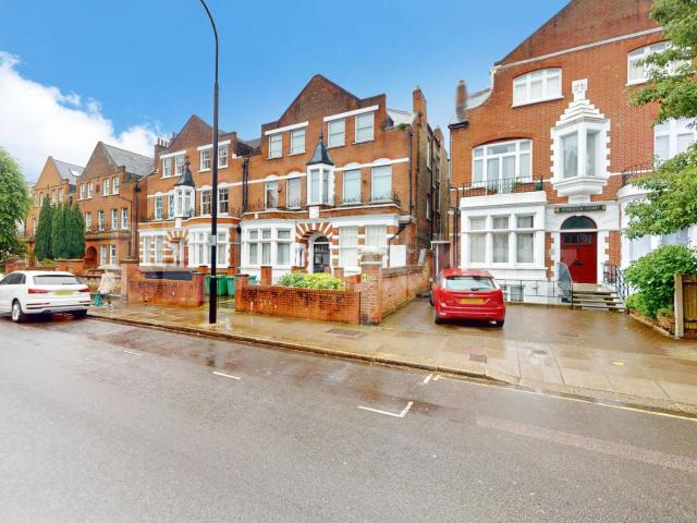 One bedroom flat to rent in the popular Broadhurst Gardens, NW6.This well presented property offers a bright and comfortable living space, a separate fully fitted kitchen, a spacious double bedroom, and a modern bathroom