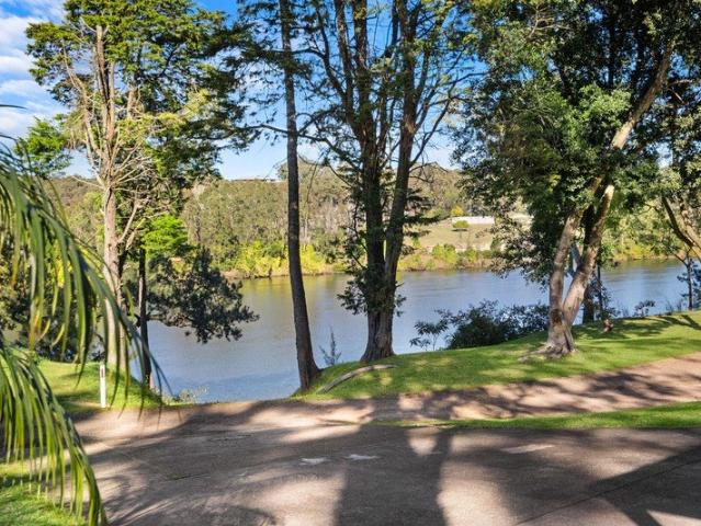 ONE BEDROOM FLAT WITH RIVER VIEWS!