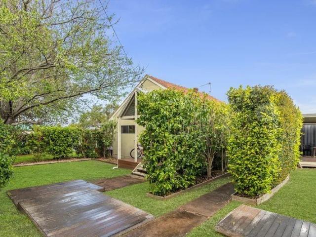 One Bedroom Furnished Unit in Central Waratah Location