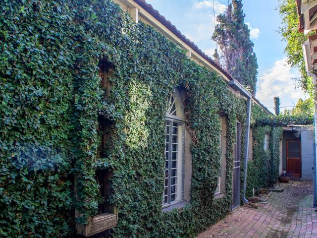 One bedroom garden cottage with private entrance