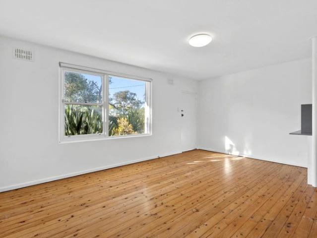 One Bedroom Ground Floor Apartment Steps from the Beach