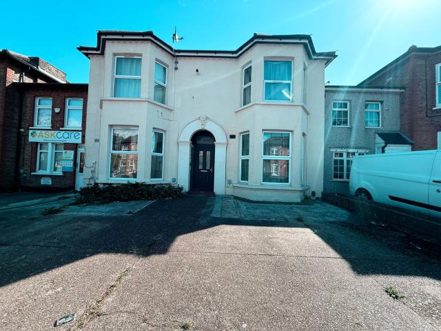 One bedroom Ground Floor flat with garden and Parking ilford