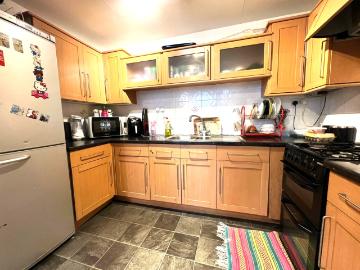 One bedroom Ground floor Flat close to ilford Station £1500 pcm
