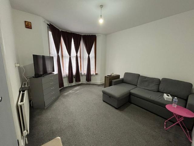 One bedroom ground floor flat in Ilford IG1